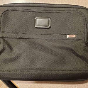 LIKE NEW TUMI ALPHA 3 12-13" LAPTOP SLEEVE (BLACK)